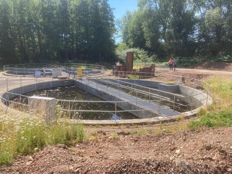 Befülltes Klärbecken