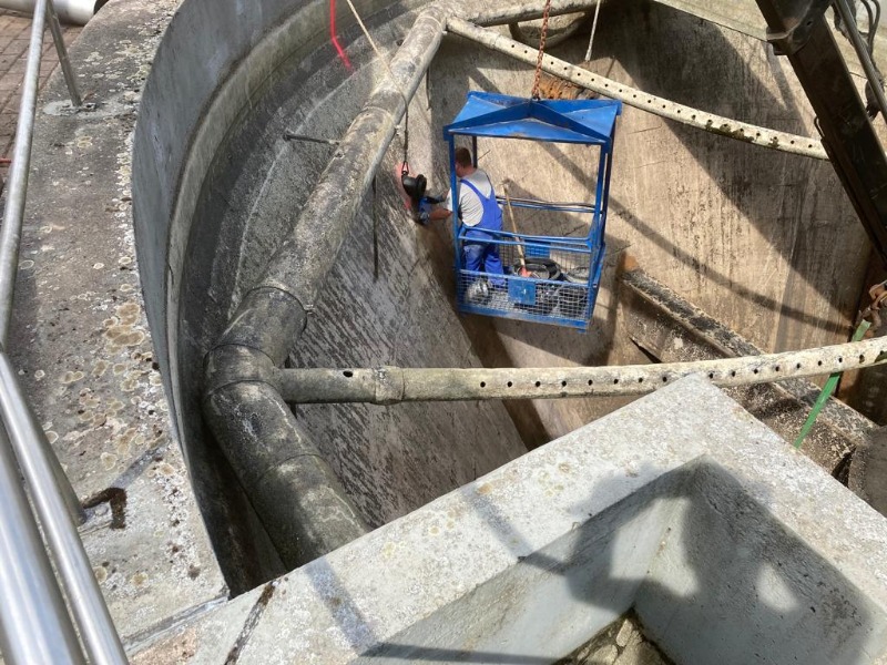Arbeiten im Klärbecken